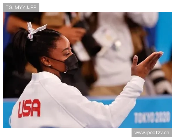 拜尔斯训练室外喝奶茶？和赛场上那个铁血女王判若两人！