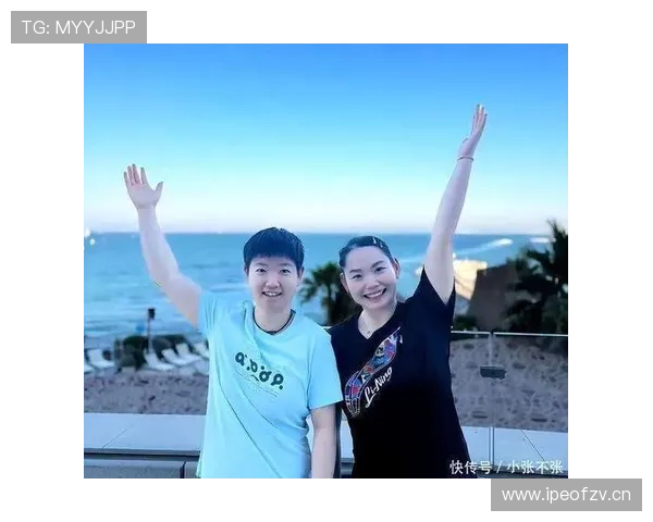 看孙颖莎的私服照——她这是随手把橱窗搬回家了吧