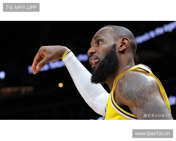 理查德·汉密尔顿高效无球跑动拉开防线提升关键时刻得分能力